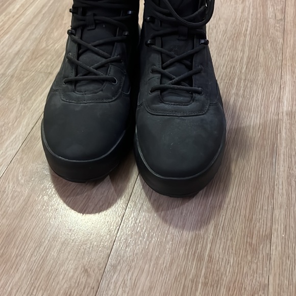 Sneaker - Picture 2 of 3